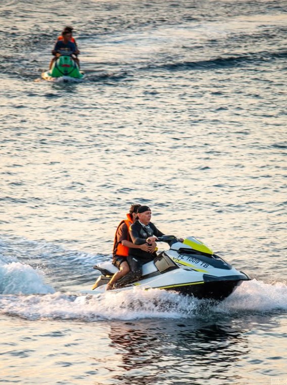 Moto acuática frente a la playa